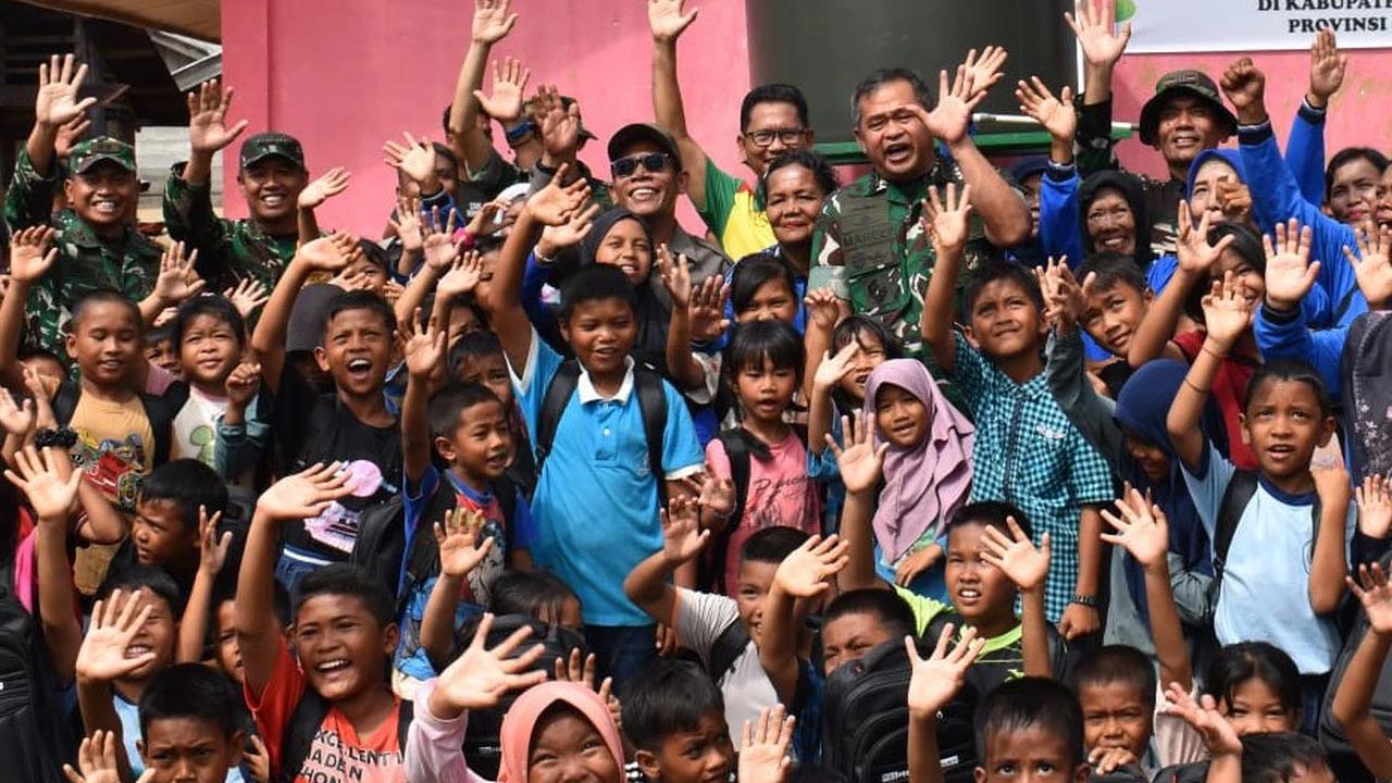FOTO: Keakraban Kasad Bersama Warga Terdampak Bencana Tapanuli Tengah