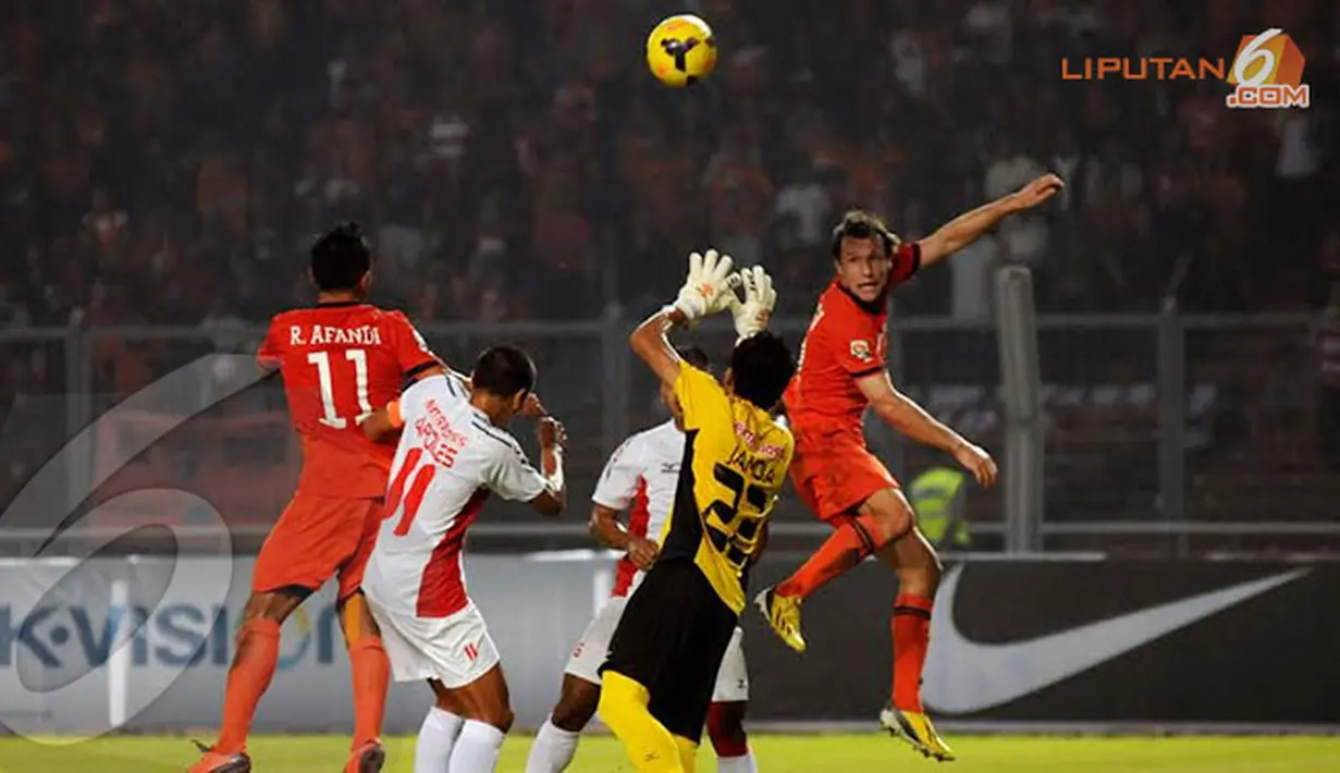 Penyerang Persija Jakarta asal Kroasia Ivan Bosnjak (paling kanan) seringkali merepotkan barisan pertahanan Semen Padang dalam laga ISL 2014 di Stadion GBK Jakarta (Liputan6.com/Helmi Fithriansyah)