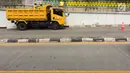 Pasukan Kuning mengecat dinding Underpass Kebayoran Baru, Jakarta Selatan, Kamis (1/2). Pengecatan dilakukan sebagai bentuk perawatan. (Liputan6.com/Immanuel Antonius)
