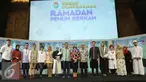 Sejumlah artis pendukung yang akan meramaikan Ramadan Penuh Berkah di Indosiar melakukan pose bersama usai menggelar jumpa pers, Jakarta, Jumat (20/05). (Liputan6.com/Herman Zakharia)