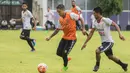 Penyerang Bali United, Irfan Bachdim, menggiring bola saat latihan jelang laga Piala Presiden 2017 melawan Barito Putera di Lapangan Banteng, Bali, Kamis (16/2/2017). (Bola.com/Vitalis Yogi Trisna)