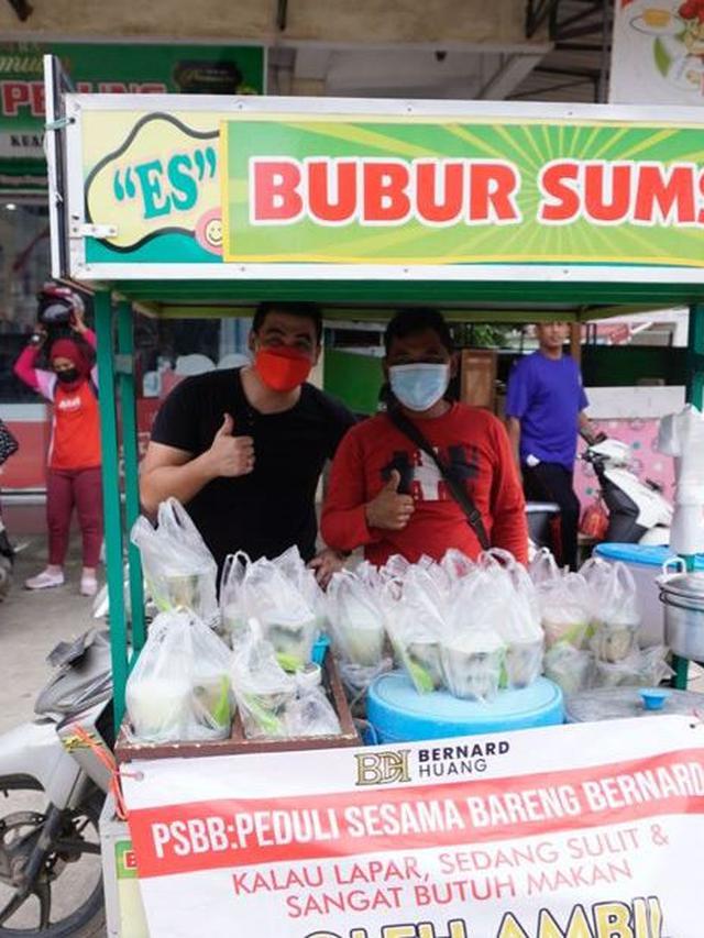 Influencer Bernard Huang Hobi Borong Jualan Pedagang Kecil di Batam