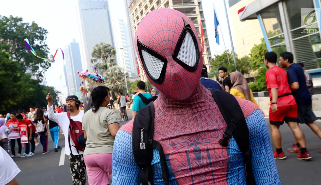 Seorang dengan kostum Spiderman saat difoto pada acara amal di CFD Jalan MH Thamrin, Jakarta, Minggu (6/8). Kegiatan tersebut untuk membantu anak-anak Panti Asuhan Muslimin Jaya. (Liputan6.com/Fery Pradolo)
