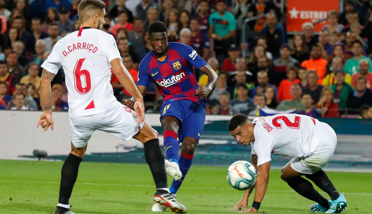 Winger Barcelona, Ousmane Dembele berusaha melakukan tendangan ke gawang Sevilla dalam pertandingan pekan kedelapan kompetisi La Liga Spanyol 2019-2020 di Camp Nou, Minggu (6/10/2019). Barcelona berhasil menang telak atas Sevilla dengan skor 4-0. (AP Photo/Joan Monfort)
