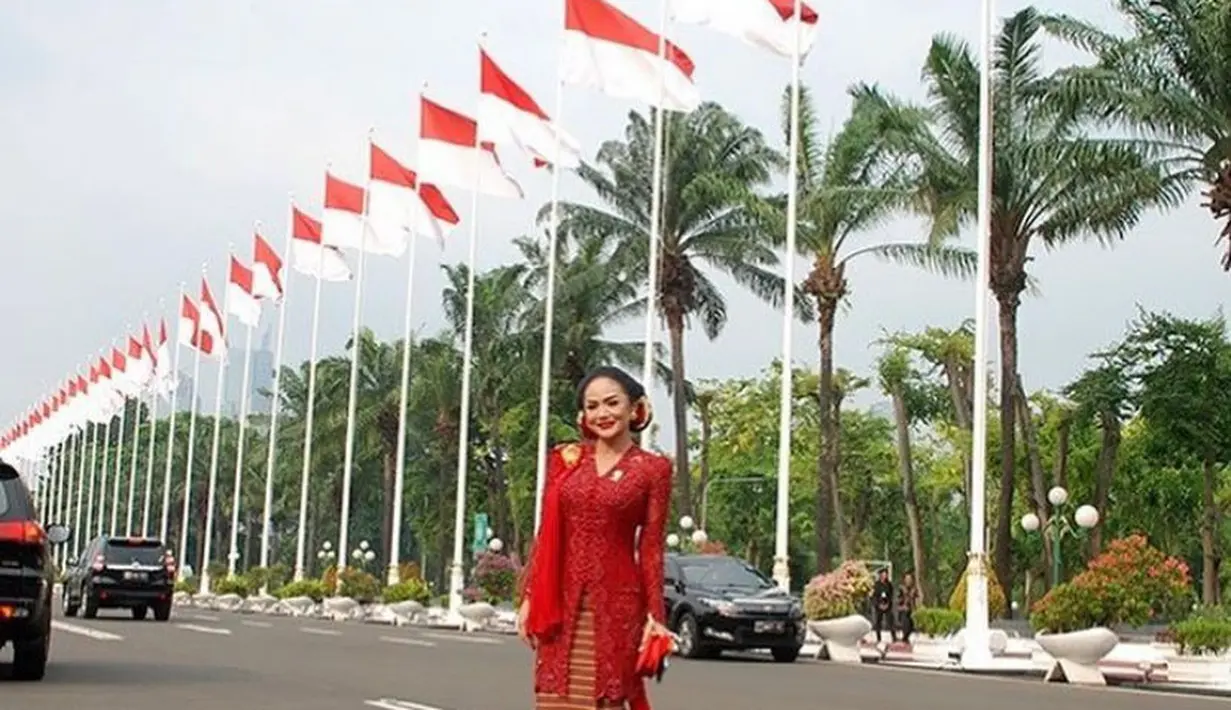 Penampilan Krisdayanti dalam balutan kebaya merah putih saat menghadiri sidang tahunan benar-benar menampilkan pesona wanita Indonesia. (Foto:Instagram/krisdayantilemos).