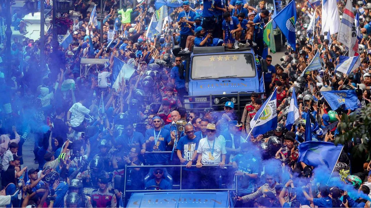 FOTO: Rbuan Boboh Iringi Pawai Persib Bandung