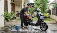 Cara Aman Mencuci Motor Listrik di Rumah, Hindari Kesalahan yang Bisa Merusak Komponen