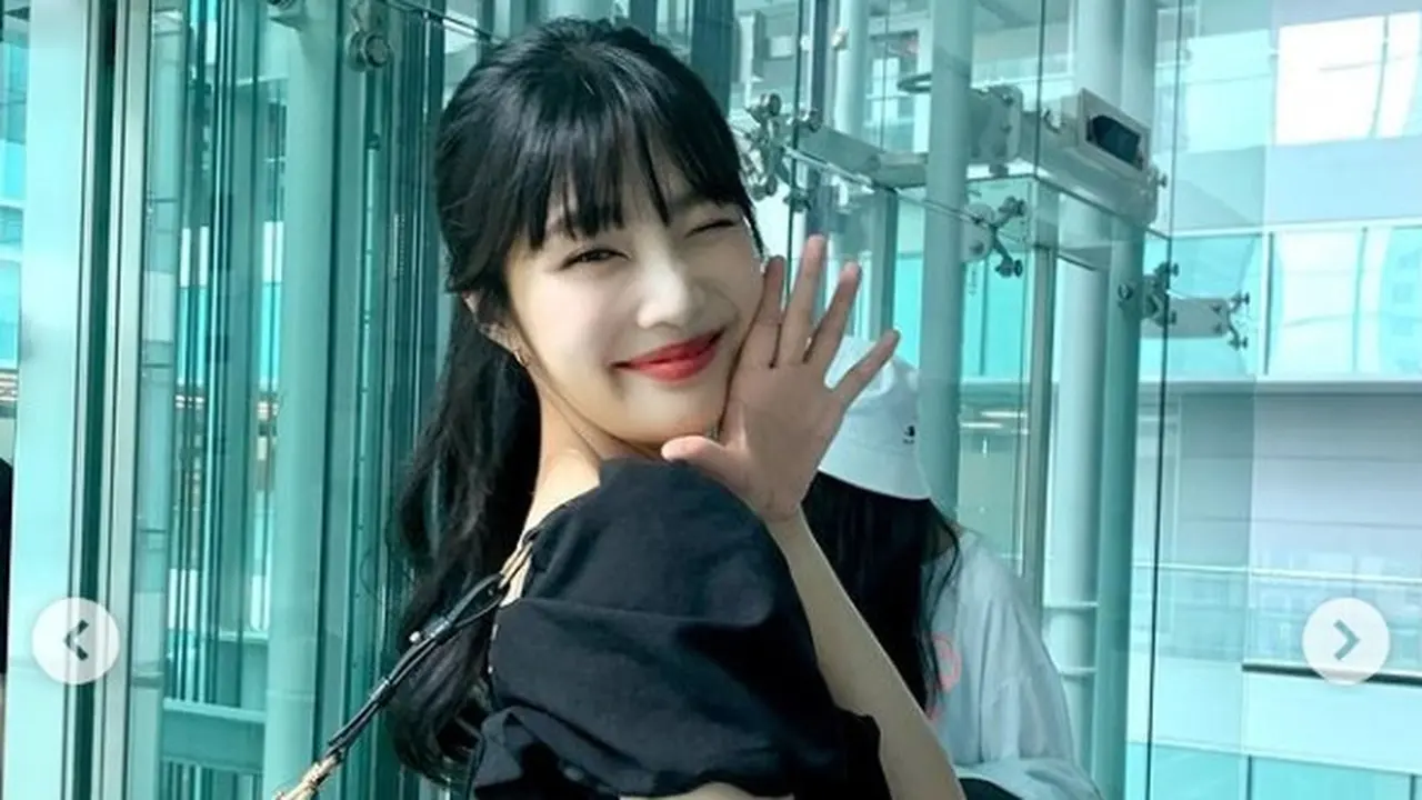 Joy Red Velvet mengenakan dress hitamnya. (Instagram @_imyour_joy)