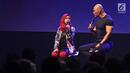 Presenter Deddy Corbuzier bersama selebgram Ria Ricis saat jadi pembicara di  XYZ DAY 2018  di The Hall Senayan City, Jakarta, Rabu (25/4). XYZ Day merupakan sebuah konferensi inspirasi multigenerasi. (Liputan6.com/Herman Zakharia)
