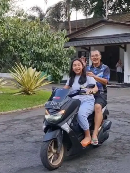Memiliki wajah serius, ternyata Bambang trihatmodjo punya keseruan tersendiri bersama putrinya. Lihat saja ia iseng minta bonceng motor dengan Khirani, meski hanya memutari halaman rumah. (Foto: Instagram/@mayangsari_official)