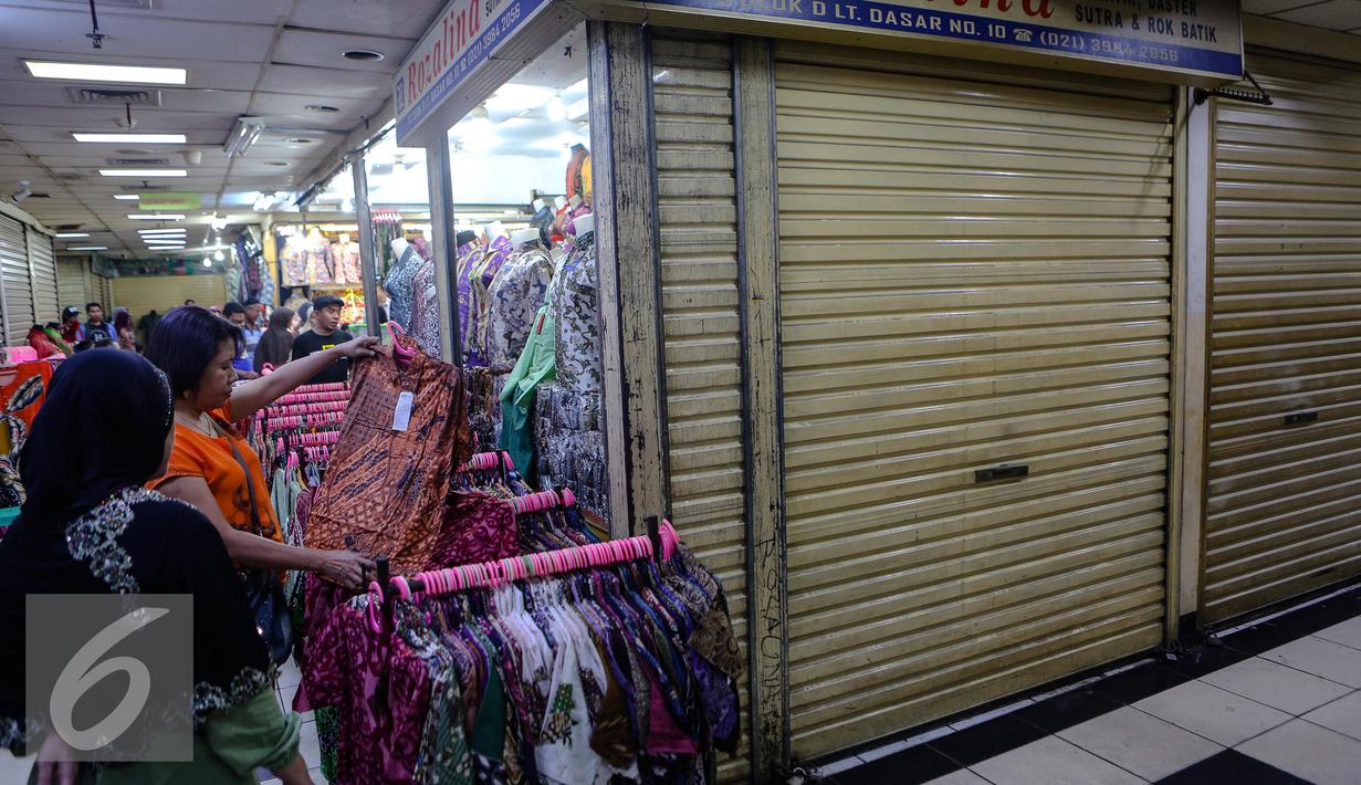 Seorang pembeli saat memilih pakaian di pasar Tanah Abang Blok C, Jakarta, Selasa, (22/7/2015). Usai liburan lebaran Pasar Tanah Abang akan normal kembali pada 27 Juli mendatang. (Liputan6.com/Faizal Fanani)