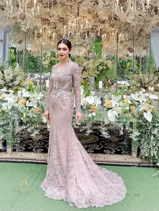 Nabila Syakieb tampil menawan mengenakan kebaya dress brokat dengan aksen train pendek dan front slit. Fabulous! [@@nsyakieb85.]