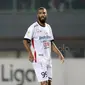 Pemain Bali United, Sylvano Dominique Comvalius menempati urutan kelima top scorer sementara Liga 1 2017 dengan koleksi enam gol hingga pekan ke-11. (Bola.com/Nicklas Hanoatubun)