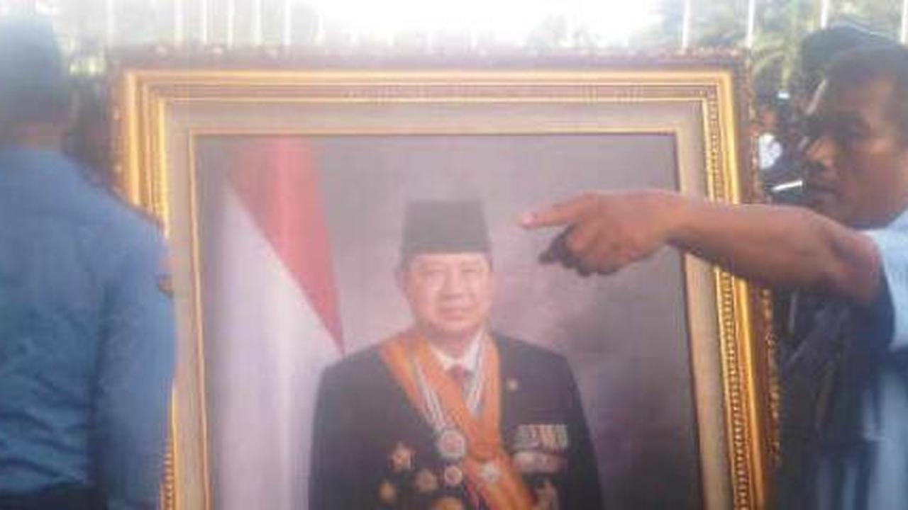 Satu dari enam foto presiden di DPR itu pecah