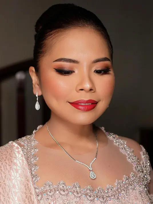 Sementara rambutnya ditata bergaya updo sederhana tanpa aksesori apapun. @djanurms.mua/@myrnamyura]