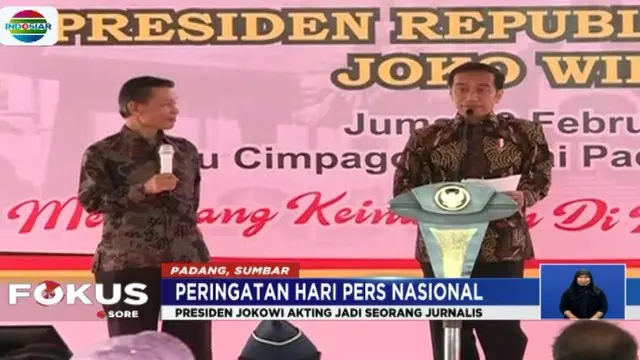 Jokowi tiba-tiba ingin bertukar peran dengan wartawan, yang seolah sedang mewawancarai sang presiden.
