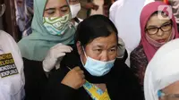 Etty binti Toyib saat tiba di bandara Soekarno Hatta, Tangerang, Senin (6/7/2020). Etty binti Toyyib merupakan Pekerja Migran Indinesia  asal Majalengka, Jawa Barat yang lolos dari hukuman mati di Arab Saudi berkat tebusan 4 juta riyal atau Rp 15,5 miliar. (Liputan6.com/Angga Yuniar)