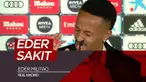 Berita video pemain baru Real Madrid, Eder Militao, sakit saat diperkenalkan klub pada sesi konferensi pers.
