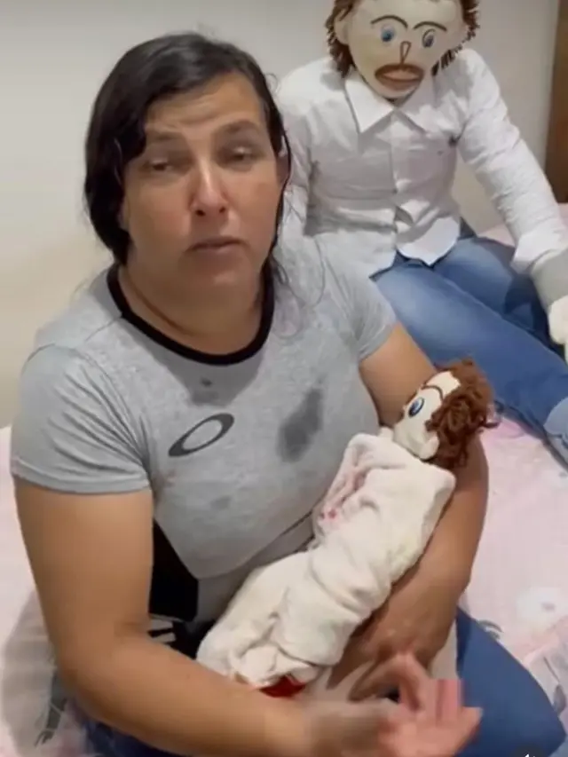 Wanita di Brasil bernama Meirivone Rocha 'menikah' dengan boneka dan memiliki tiga 'anak'. (Instagram/@meirivone_santinha)