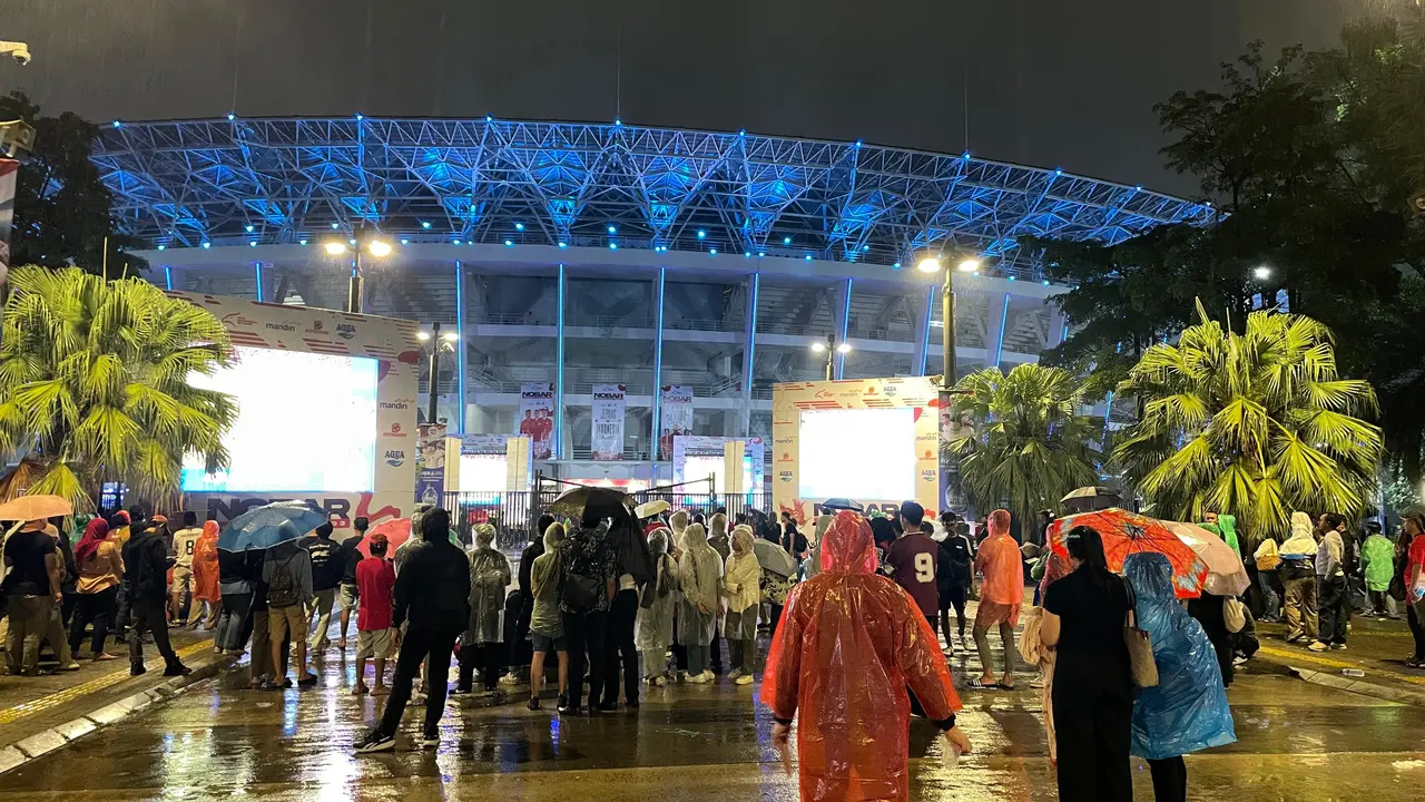 Ratusan suporter timnas Indonesia antusias memadati Stadion Gelora Bung Karno untuk nonton bareng laga ke 10 grup C putaran ketiga kualifikasi Piala Dunia 2026 zona Asia.