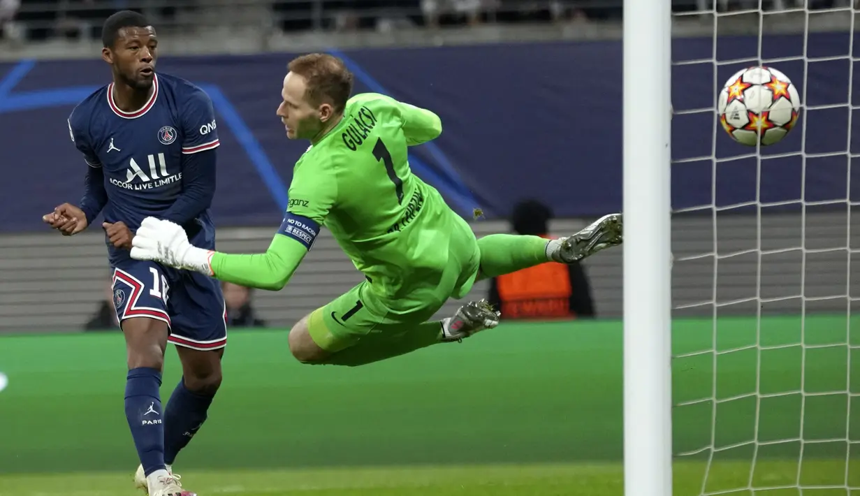Gelandang Paris Saint Germain (PSG) Georginio Wijnaldum mencetak gol kedua timnya ke gawang RB Leipzig Nordi Mukiele pada matchday keempat fase grup Liga Champions di Sheriff Stadium, Kamis dinihari WIB (4/11/2021). PSG harus puas dengan skor imbang 2-2. (AP Photo/Michael Sohn)