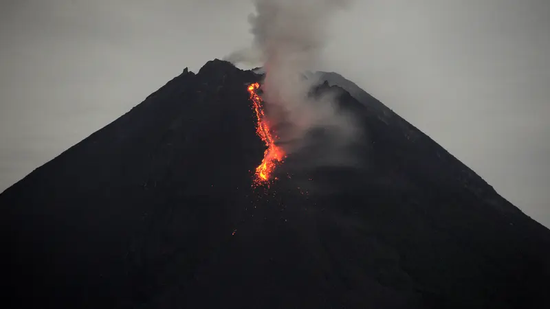Gunung Merapi yang Semburkan Lava Pijar