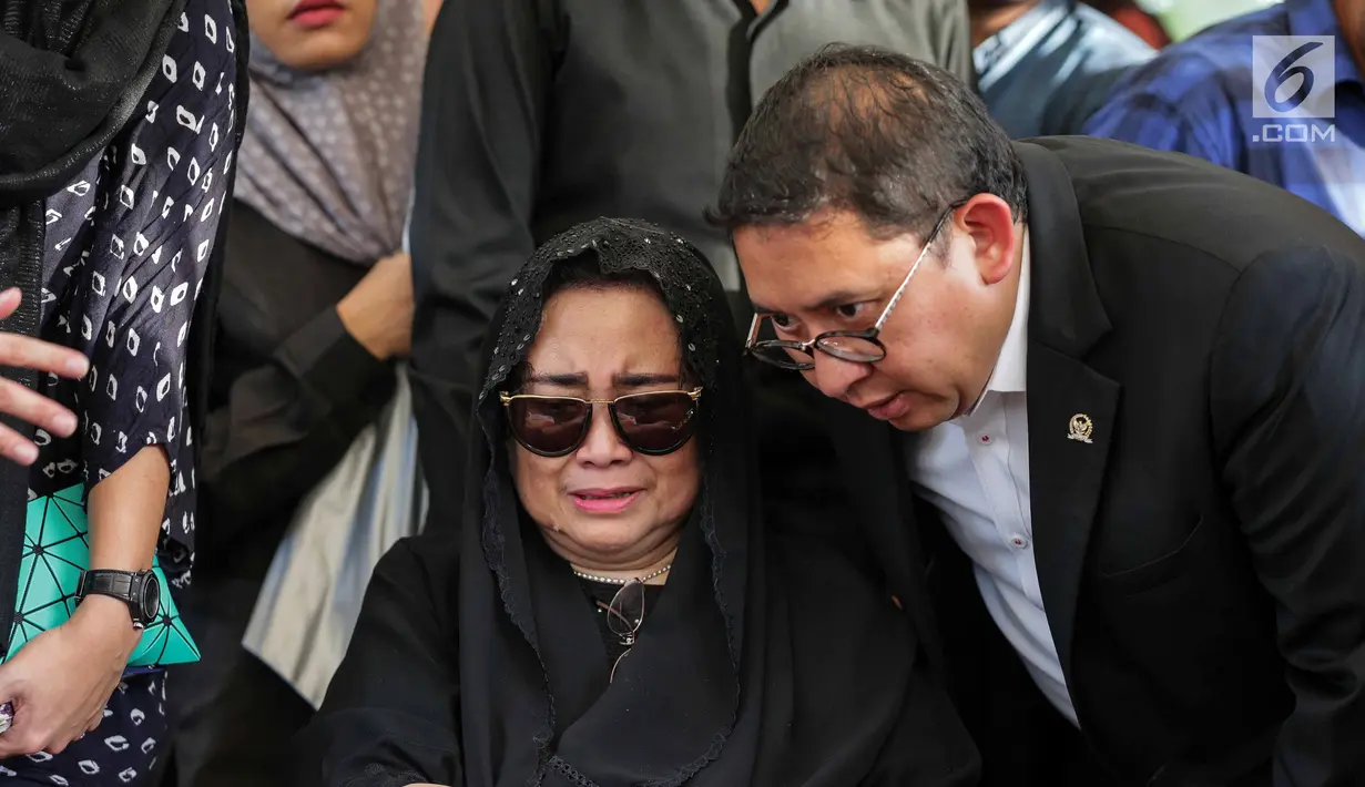 Rachmawati Soekarnoputri dihampiri Wakil Ketua DPR Fadli Zon  saat pemakaman sang suami Benny Soemarno di TPU Karet Bivak, Jakarta, Senin (2/4). Benny Soemarno meninggal karena sakit. (Liputan6.com/Faizal Fanani)