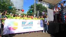 Pendiri Artha Graha Group Tommy Winata (kiri) bersama Walikota Jakarta Selatan Tri Kurniadi saat melepas fun Walk, Car Free Day (CFD) dan Pasar Akhir Pekan di kawasan SCBD Jakarta, Sabtu (29/10). (Liputan6.com/Angga Yuniar)