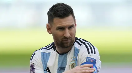 Nama Lionel Messi tentu dikenal banyak orang sebagai pesepak bola terbaik di dunia dalam dua dekade terakhir. Tak heran, hal tersebut membuat namanya sering menjadi julukan untuk para pemain berprestasi, kemiripan secara postur, dan lain sebagainya. Berikut ini deretan pemain dengan julukan &lsquo;Messi&rsquo; yang akan berlaga di Piala Dunia 2022. (AP/Ricardo Mazalan)