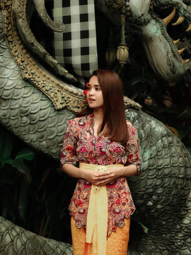6 Pesona Seleb Indonesia saat Pakai Kebaya Bali, Makin Anggun