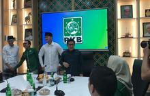 Datang ke PKB, Kaesang Pangarep Sarungan dan Berkopiah Hitam