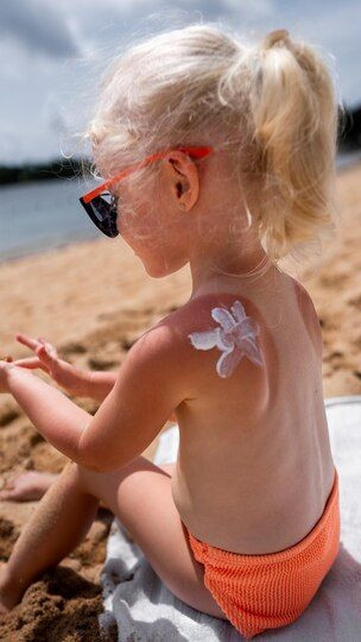 Ingatlah untuk selalu mengaplikasikan sunscreen dengan benar dan secara teratur, serta untuk tetap memakaikan atribut pelindung seperti topi atau payung saat anak-anak beraktivitas di luar ruangan. Kulit sehat adalah investasi penting untuk masa depan mer
