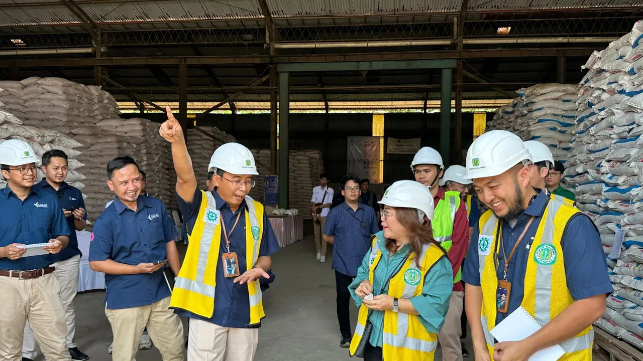 Direksi Pupuk Kujang blusukan ke berbagai daerah di Jawa Barat, untuk memastikan stok pasokan pupuk aman saat musim tanam petani berlangsung tahun ini. (Liputan6.com/Jayadi Supriadin)