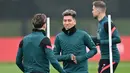 Pemain Liverpool Roberto Firmino (tengah) bereaksi saat sesi latihan jelang melawan Benfica pada pertandingan leg kedua perempat final Liga Champions di tempat latihan Liverpool FC di Liverpool, Inggris, 12 April 2022. Liverpool. (Paul ELLIS/AFP)