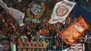 Meskipun harus berangkat ke Malang tidak mengurangi jumlah animo The Jakmania yang menyaksikan laga antara Persija melawan Arema Cronus di Stadion Kanjuruhan, Malang, Sabtu (28/11/2015). (Bola.com/Robby Firly) 