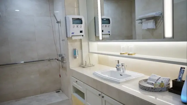 Via Vallen dan Chevra Yolandi bersama anak pertama (Dok. National Hospital)