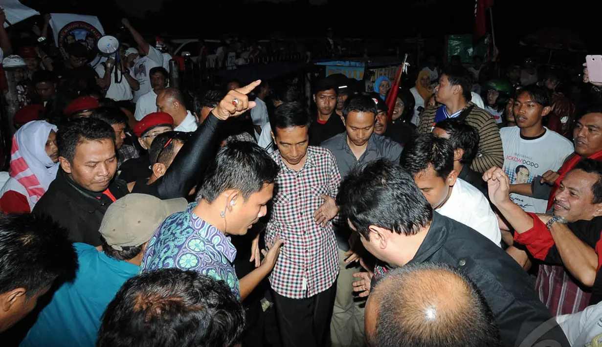 Mantan Walikota Solo itu pun terlihat kesusahan. Hal ini dikarenakan banyaknya pendukung yang mendekati Jokowi untuk bersalaman. Bandung, Rabu (11/6/2014) (Liputan6.com/Herman zakharia).