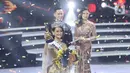 Pemenang Puteri Indonesia 2020 Rr Ayu Maulida Putri (tengah) asal Jawa Timur mengangkat piala dalam acara malam puncak di Jakarta, Jumat (6/3/2020). Ayu Maulida menjadi pemenang setelah menyisihkan tiga pesaingnya. (Fimela.com/Bambang E Ros)