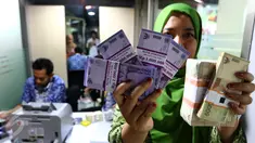 Seorang karyawan menunjukkan uang pecahan rupiah yang telah ditukar di mobil kas Bank Indonesia (BI) di Lantai 7 SCTV Tower, Jakarta, Jumat (24/6). BI membawa uang Rp 700 juta untuk ditukarkan oleh para karyawan EMTEK Group. (Liputan6.com/Fery Pradolo)