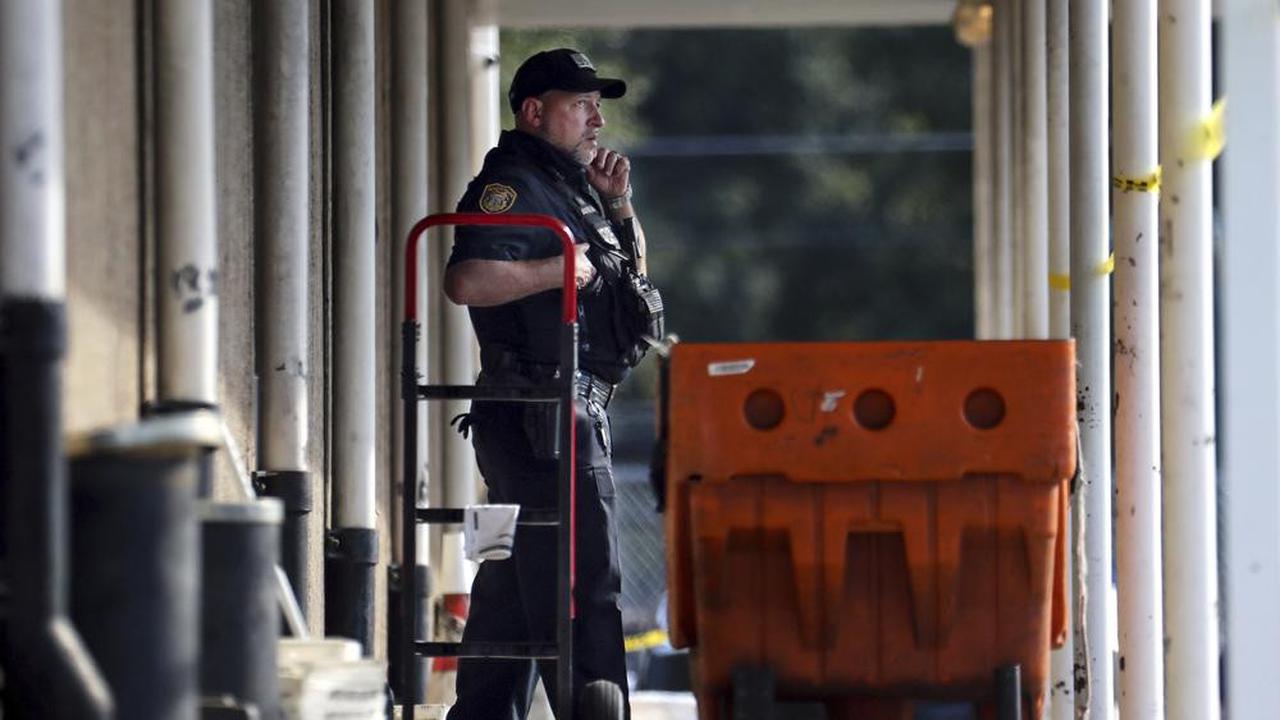 Petugas Departemen Kepolisian Memphis di lokasi sebuah kantor pos setelah penembakan, Selasa, 12 Oktober 2021 di lingkungan Orange Mound di Memphis, Tennesse. (AP)
