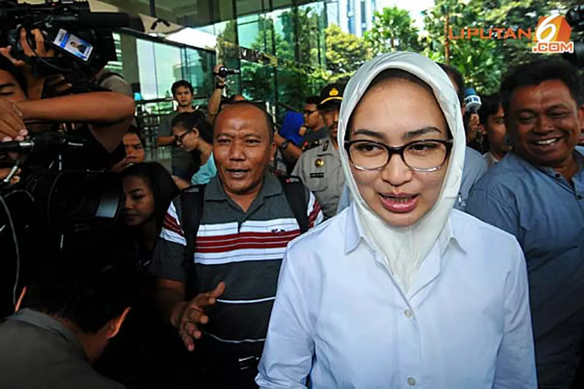 airin-rachmi-diany-jenguk-131010b.jpg