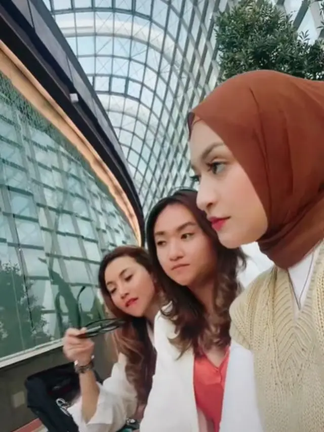 6 Potret Nathalie Holscher dan Kedua Adiknya, Selalu Kompak