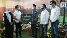 Customer Retention Division Head Vivi Elfira, COO Ezar Kumendong didampingi Area Manager DKI 1 Sovi Herlambang dan David Thamrin secara simbolis menyerahkan donasi kepada Yayasan Media Kasih pada bulan Ramadan bertajuk Perjalanan Ramadan ACC di Jakarta, Sabtu (01/05/2021). (Liputan6.com/Pool/ACC)