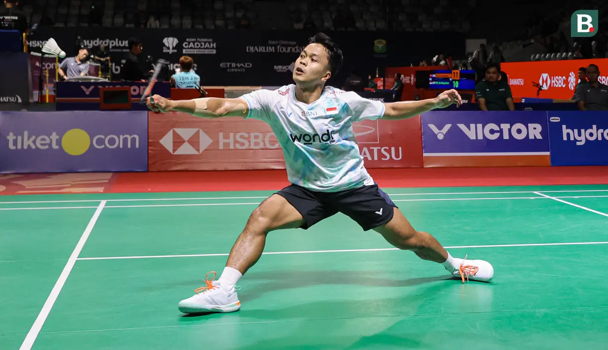 Aksi Anthony Ginting saat melawan wakil Belgia, Julien Carraggi pada babak 32 besar Indonesia Masters 2026 di Istora Senayan, Jakarta, Rabu (21/1/2026). (Bola.com/Abdul Aziz)
