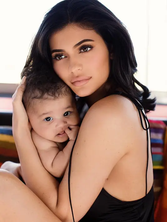 Masih dalam pelukan Kylie Jenner, Stormi akhirnya kembali menampakkan wajahnya usai beberapa bulan vakum dari Instagram ibunya. (instagram/kyliejenner)
