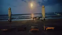 Panorama indah di malam hari di Pantai Semawang Sanur Denpasar Bali yang merupakan salah satu lokasi wisata gratis (Liputan6.com / Nefri Inge)