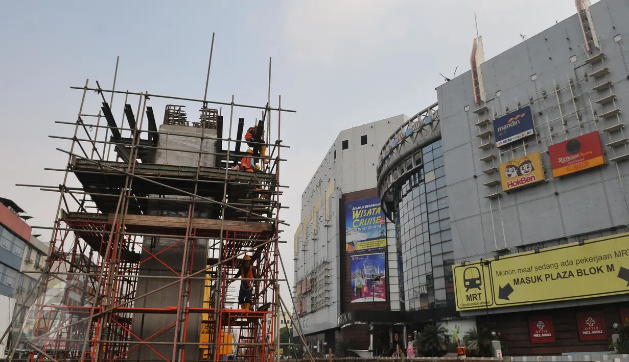 Penampakan pemasangan tiang pancang kereta cepat massal di kawasan Blok M, Jakarta, Selasa (30/6/2015). Tiang pancang ini rencananya akan terintegrasi langsung ke Blok M Plaza. (Liputan6.com/Herman Zakharia)