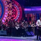 Pedangdut Rhoma Irama saat tampil dalam acara Indonesian Dangdut Awards 2018 di Studio 5 Indosiar, Jakarta, Jumat (12/10). Rhoma Irama membawakan lagu Euphoria dan Musik. (Liputan6.com/Faizal Fanani)