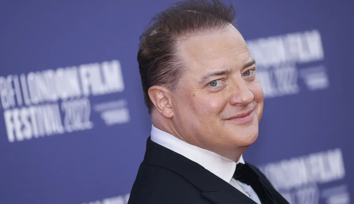 Brendan Fraser berpose untuk fotografer saat tiba untuk pemutaran perdana film 'The Whale' selama Festival Film London 2022 di London, Selasa, 11 Oktober 2022. Brendan melengkapi penampilannya dengan sepatu hitam serasi dengan setelan jasnya. (Photo by Vianney Le Caer/Invision/AP)