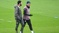 Pelatih Real Madrid asal Spanyol, Alvaro Arbeloa (kiri), dan penyerang Real Madrid asal Prancis bernomor punggung 10, Kylian Mbappe, berbincang selama sesi latihan sebelum pertandingan Liga Spanyol antara Real Madrid CF dan Levante UD di Real Madrid Sports City di Valdebebas, pinggiran kota Madrid, pada 16 Januari 2026. (Javier SORIANO/AFP)
